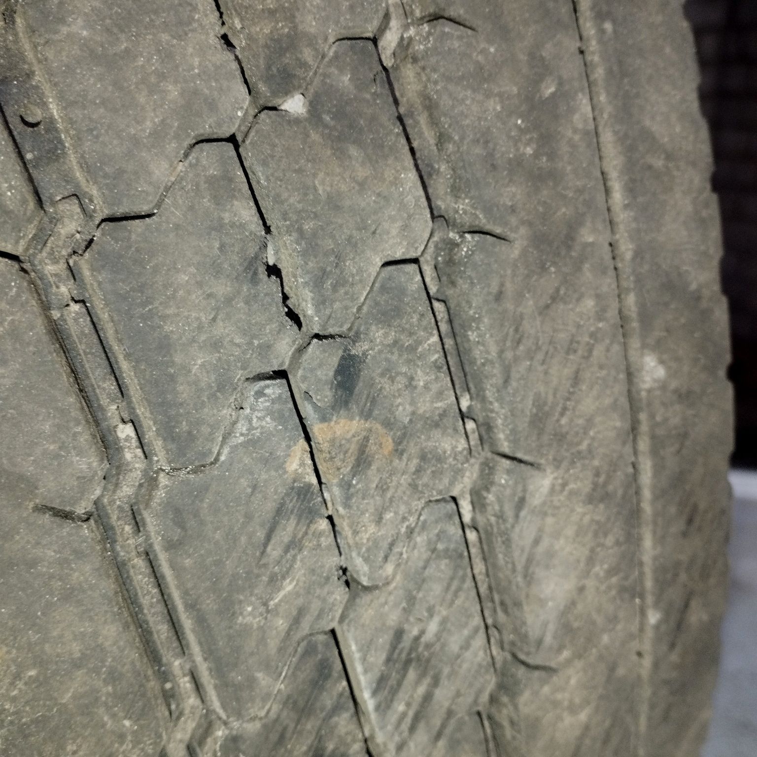 Продам резину б/у 215/75 R