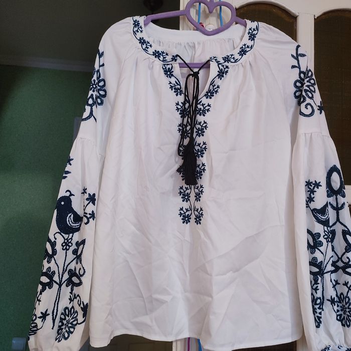 Нова жіноча блузка з темно-синім декоративним орнаментом