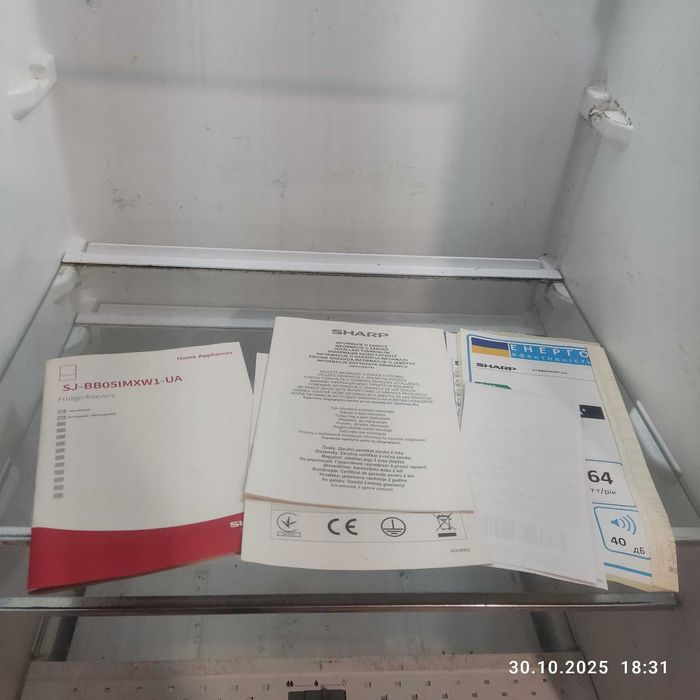Холодильник Sharp 1,8м. не холодить, під ремонт.