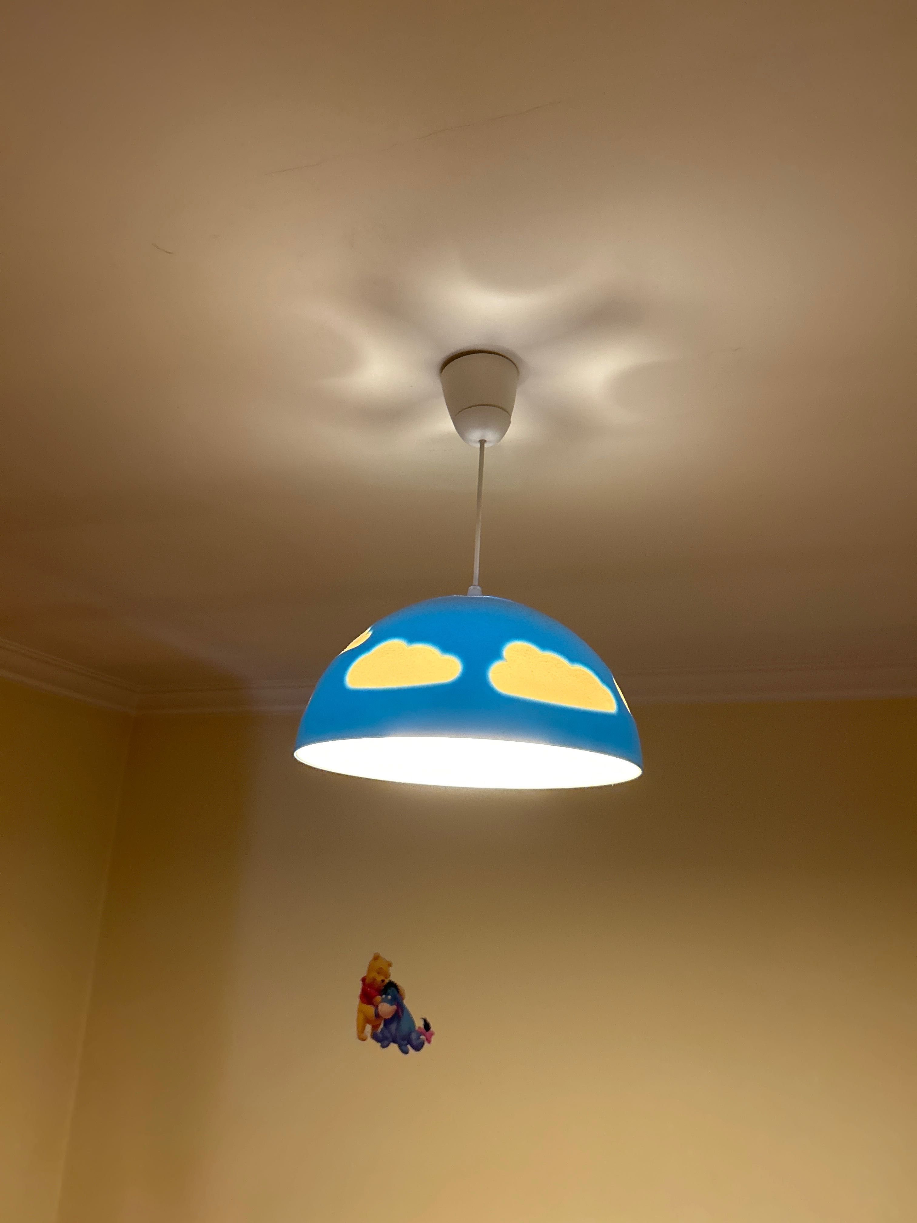 Candeeiro de teto para quarto de criança azul com nuvens