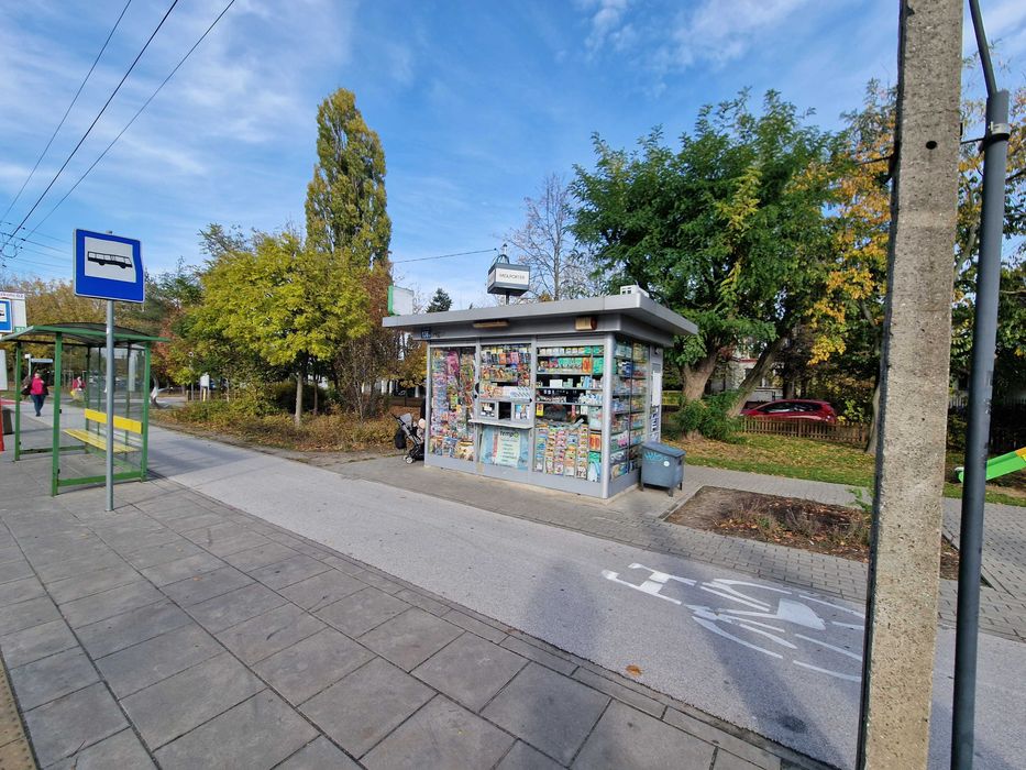 Kiosk handlowy prasowo-biletowy