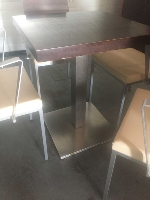 5 Cadeiras com braços Madeira castanha escura, cinza e bege