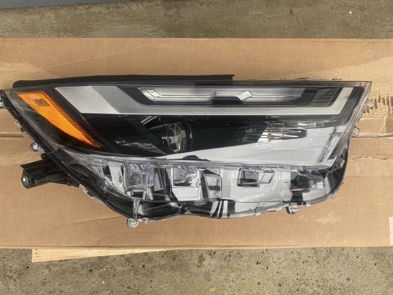 Фара права оригінал 81110-0R440 Toyota RAV4 2022 Hybrid XLE Premium