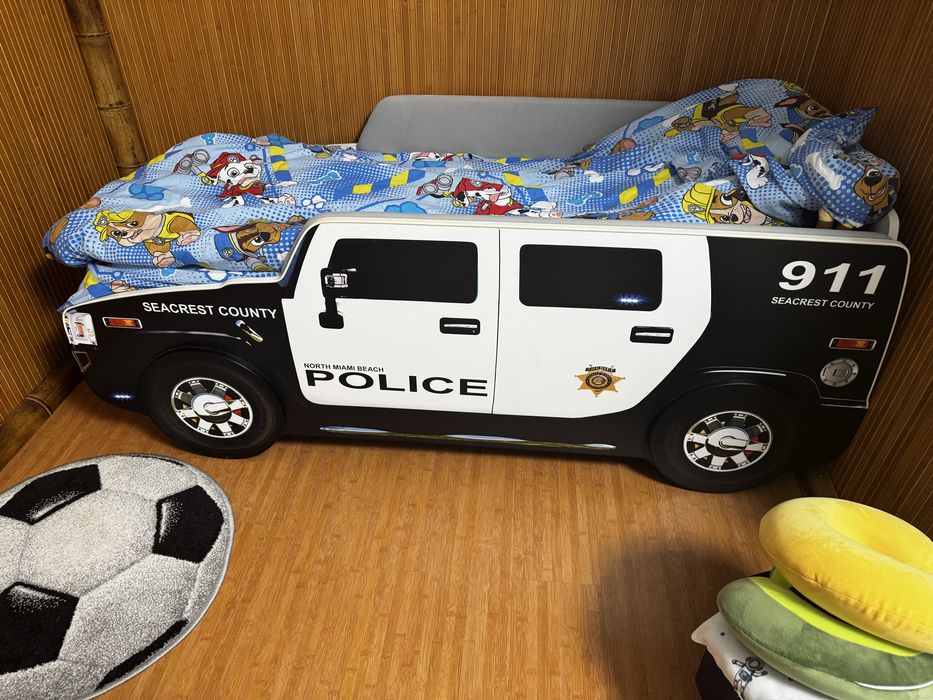 Дитяче ліжечко машина-поліція