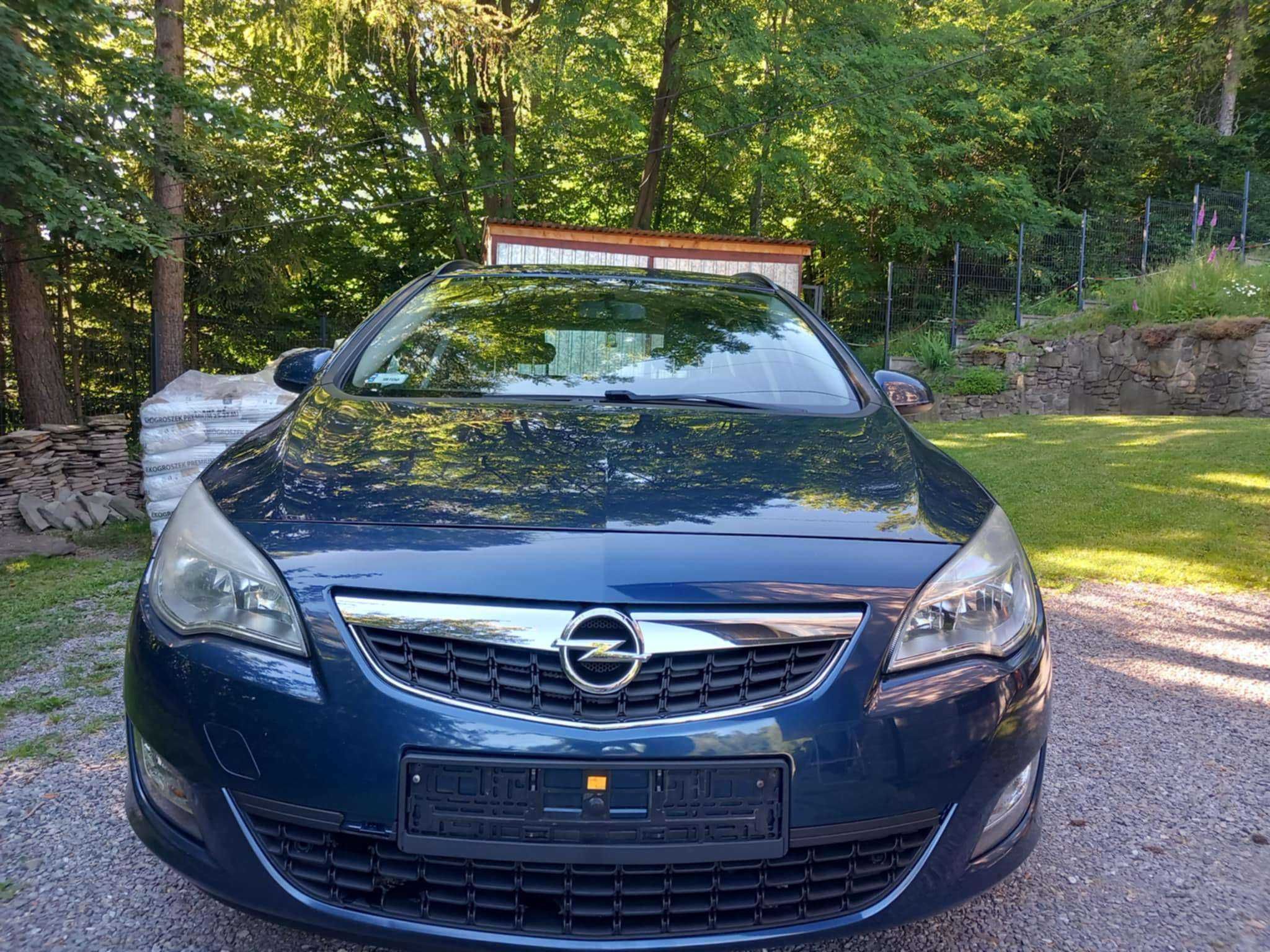 Opel astra-j 2012r stan bardzo dobry