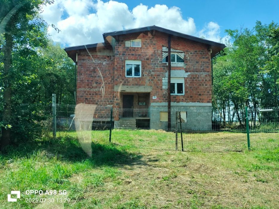 Sprzedam przestronny dom z garażem dla rodzin  lub inwestora.Smardy G