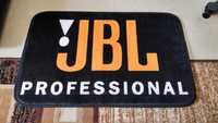 Dywanik z logo JBL.