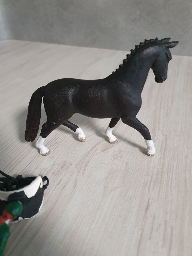 Schleich Jeździec Z Koniem 42358 klacz rasy Hanower