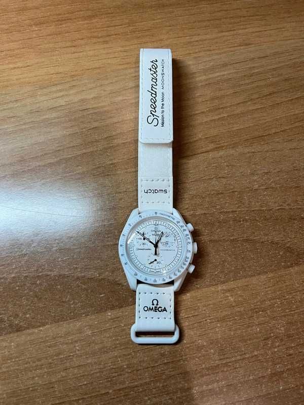 Omega x Swatch Snoopy Biały：Beagle na Phase Księżyca - SO33W700