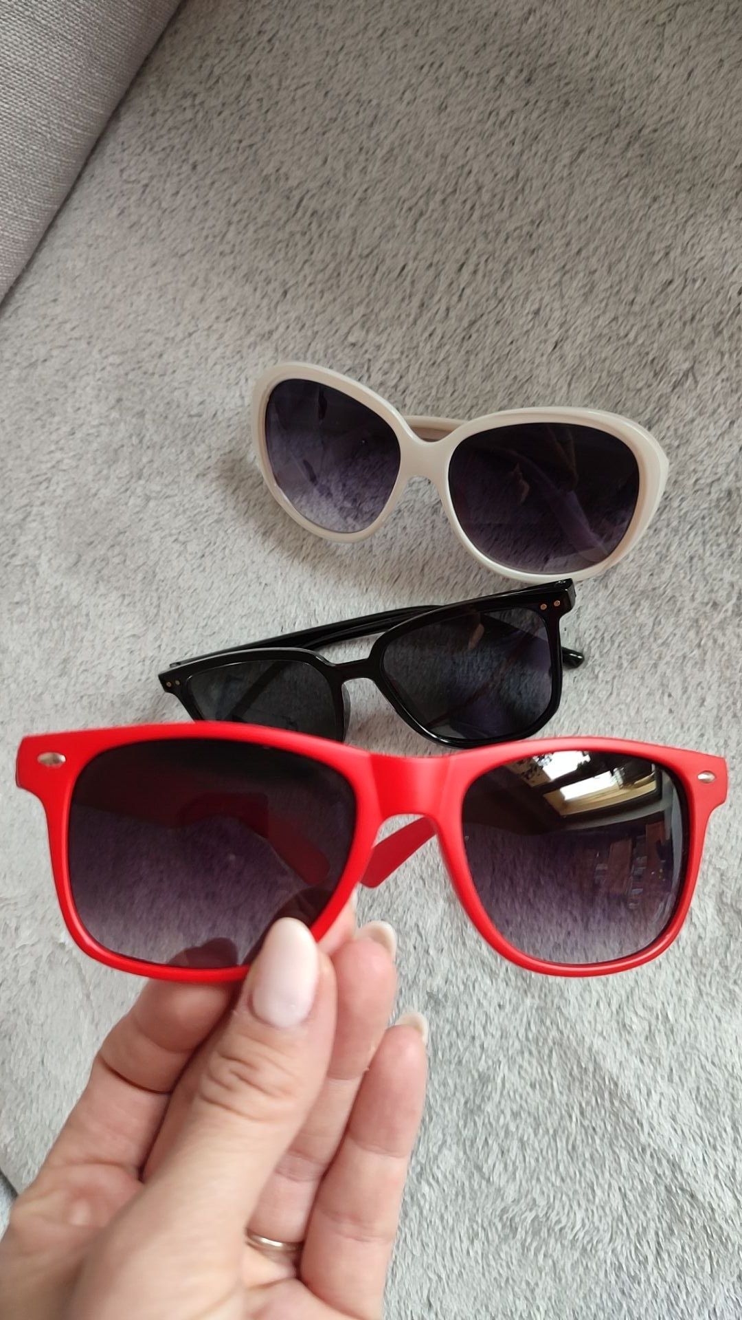 Okulary przeciwsłoneczne czarne ciemne białe czerwone