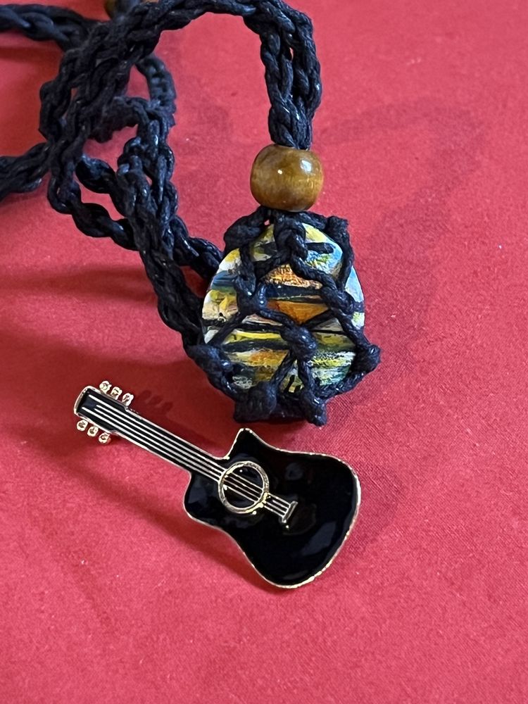 Zestaw biżuterii broszka gitara i wisior ręcznie malowany