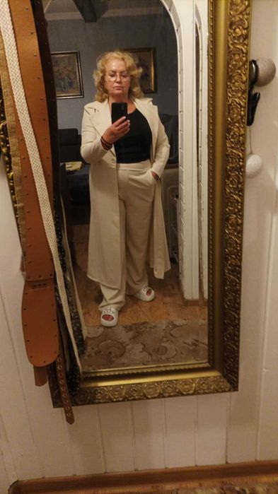 Nowy garnitur damski z najnowszej kolekcji, bezowy.