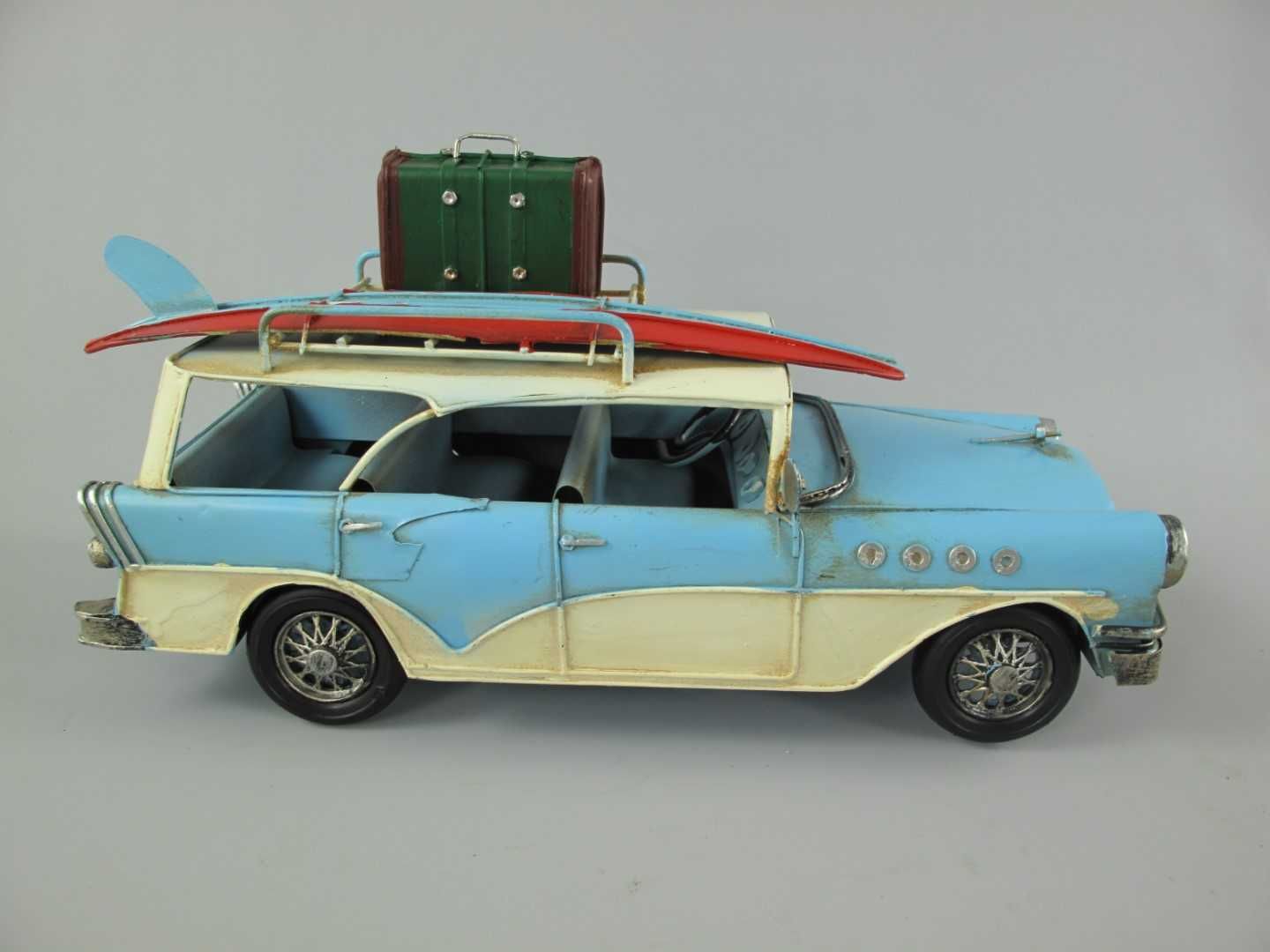 Metalowy pojazd stary samochód auto surfera retro