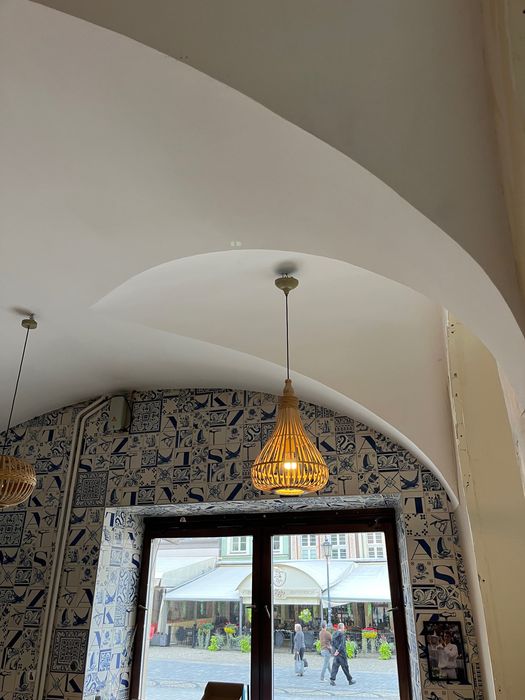 Lampy rattanowe różnego kształtu