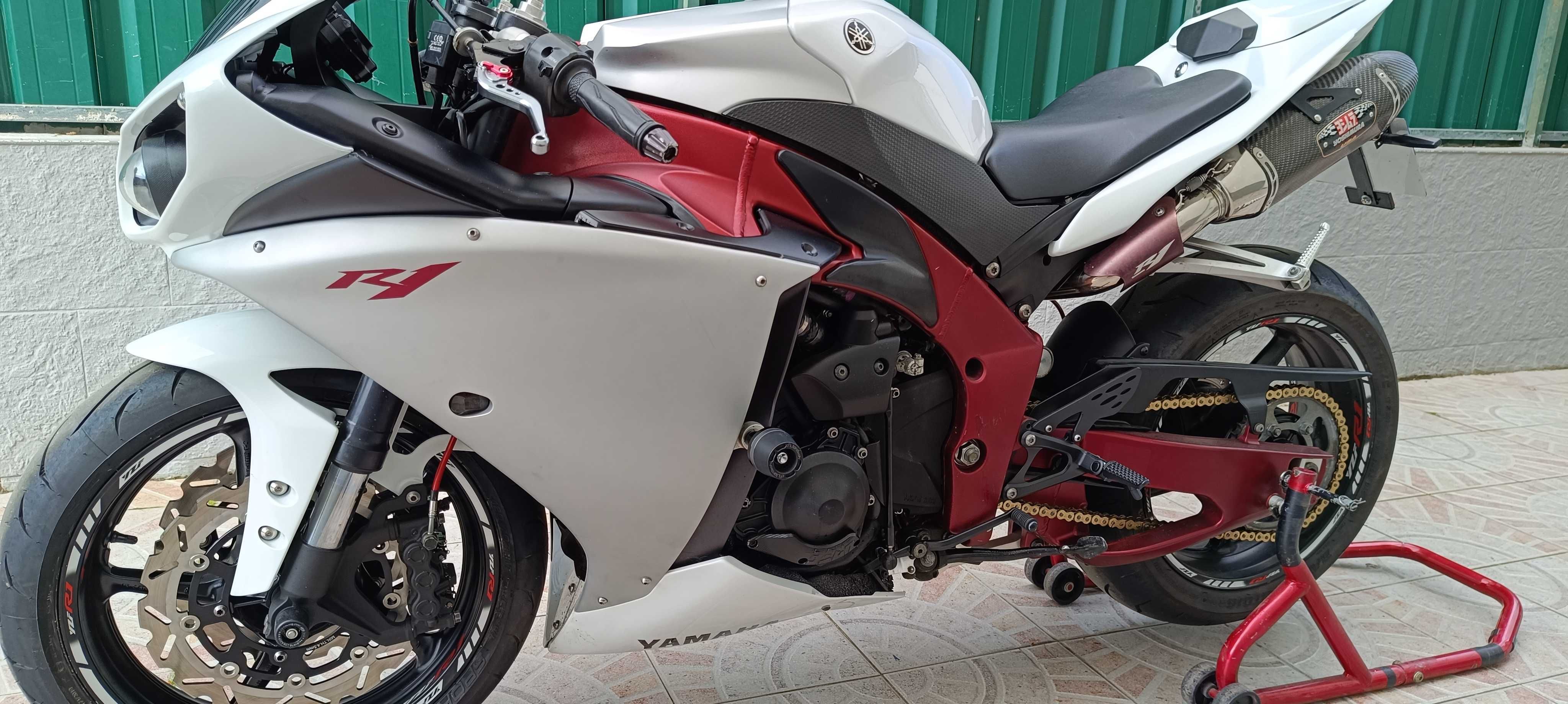 Yamaha R1 2010 Crossplane