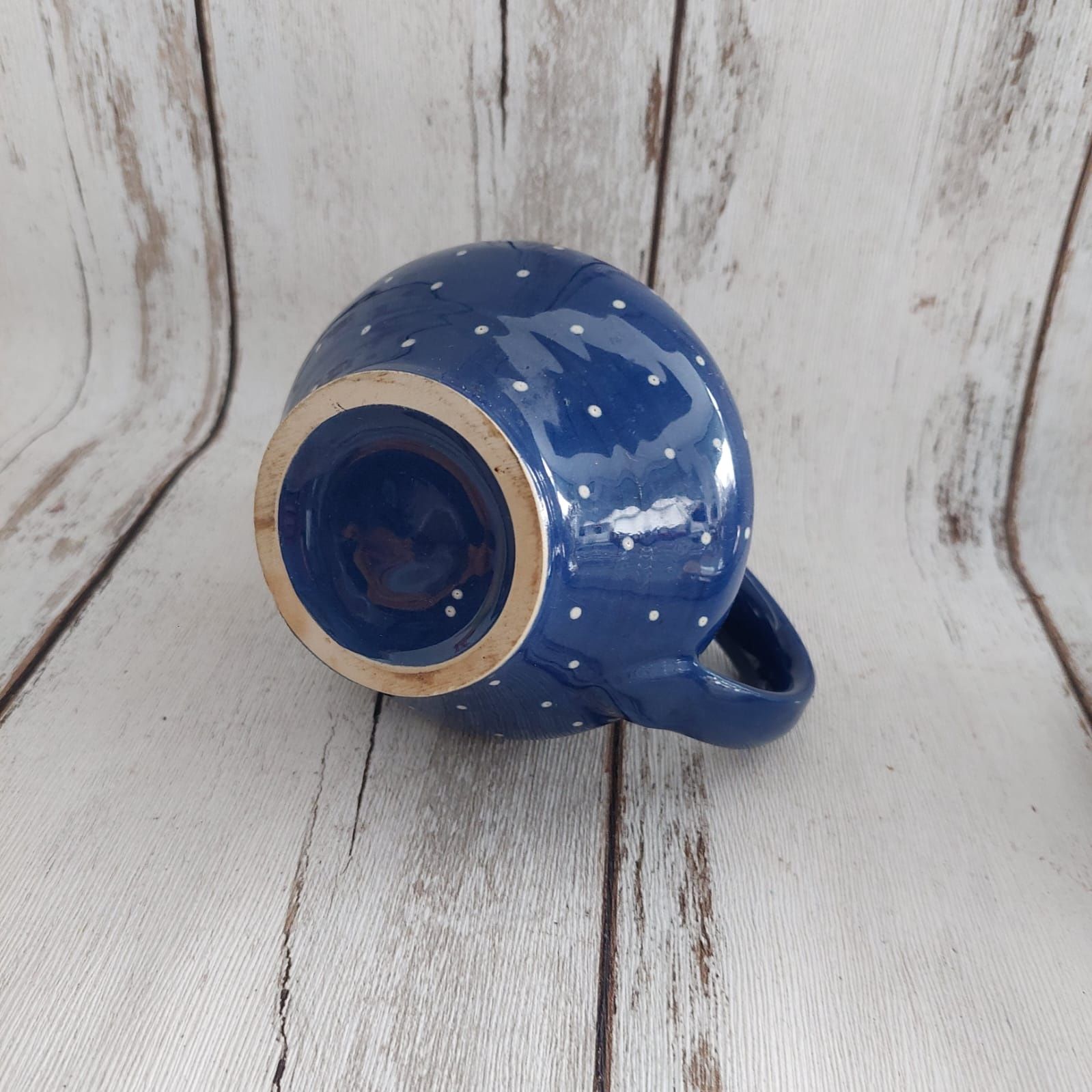 Ceramiczne naczynie, dzbanek w kolorze granatowym, zdobiony drobnymi k