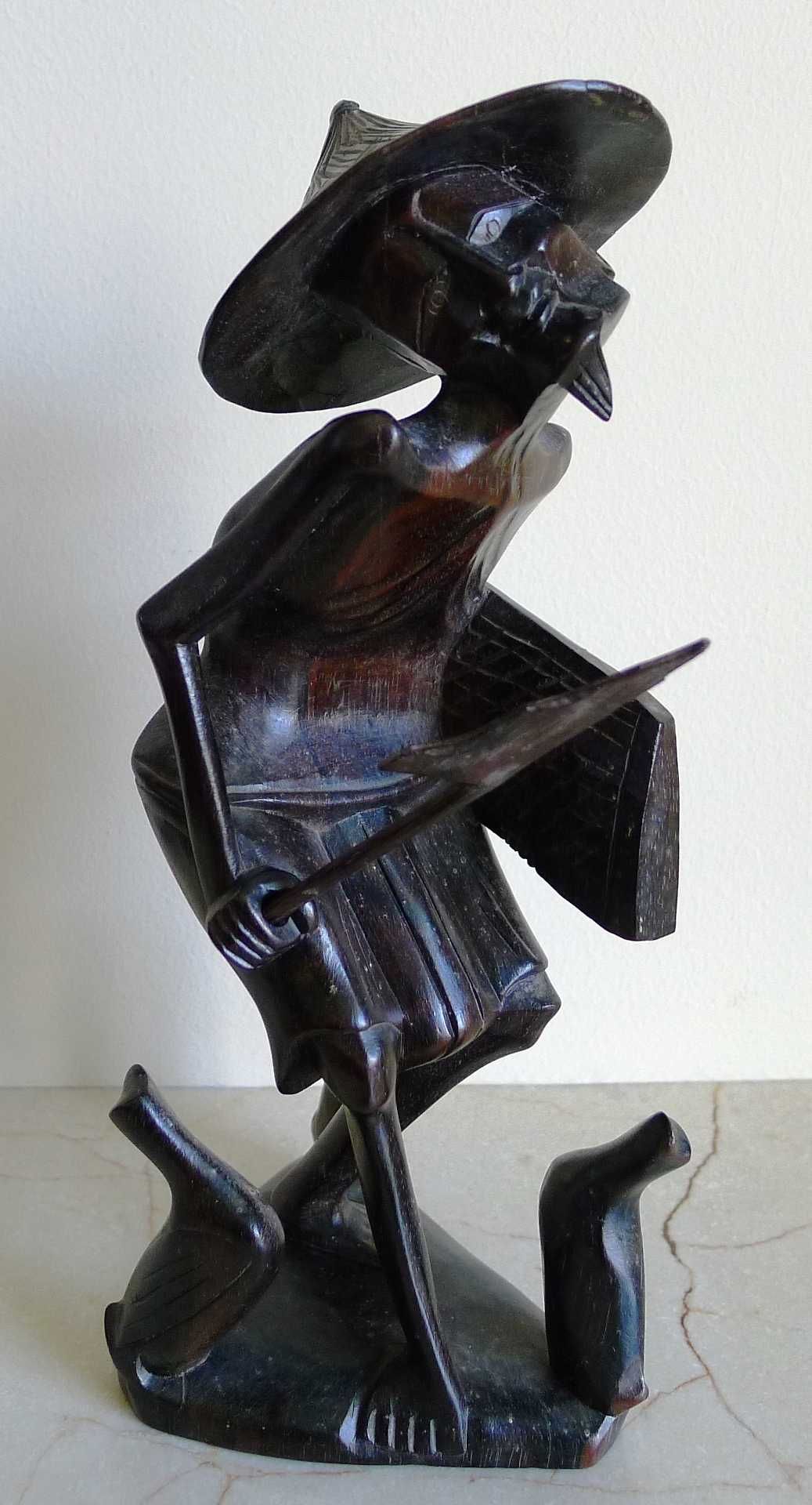 egzotyczna figurka z hebanu farmer z kaczką rzeźba rękodzieło