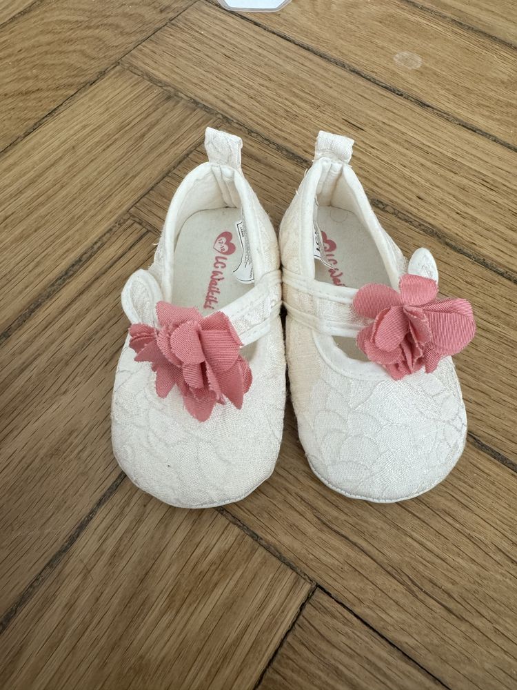Взуття для маленької дівчинки туфлі