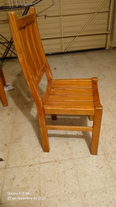 Vendo cadeira em madeira de Pinho