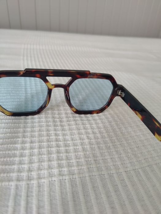 Óculos com lentes azuis claras