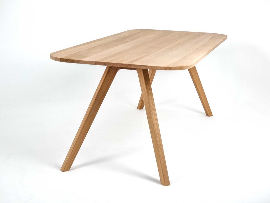 Dębowy stół SKANDYNAWSKA HARMONIA – minimalizm i piękno w Twoim domu