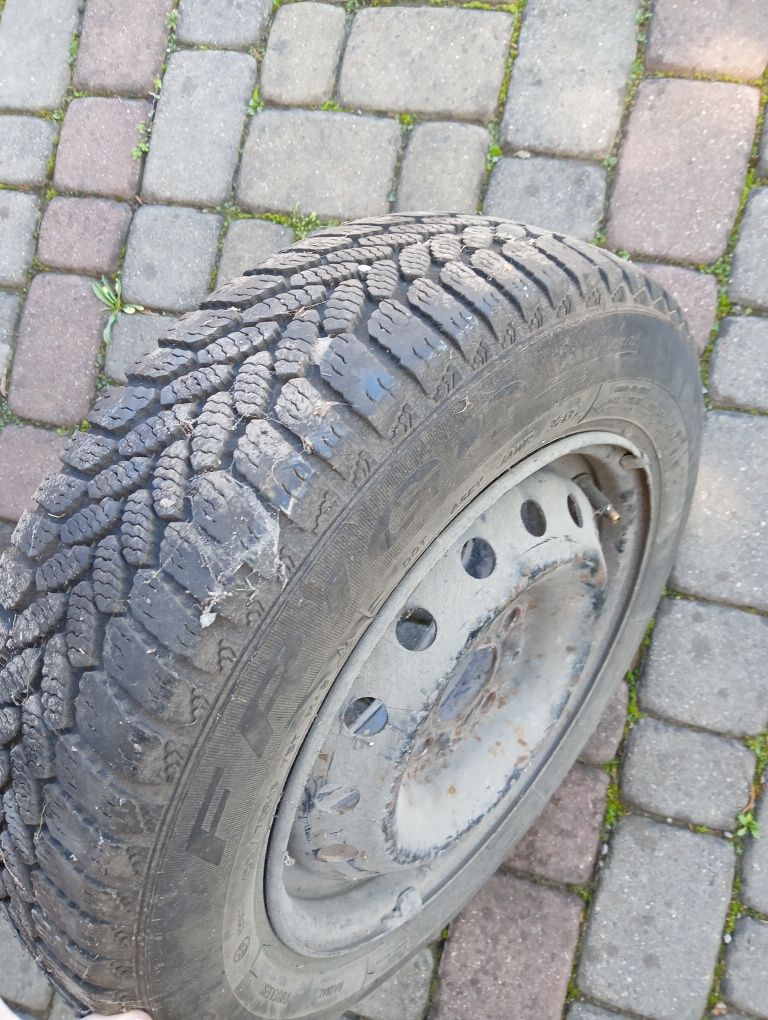 Opona z felgą w stanie dobrym