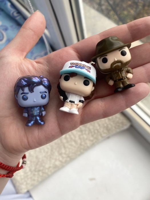 Продаж фігурок Kinder joy stranger things