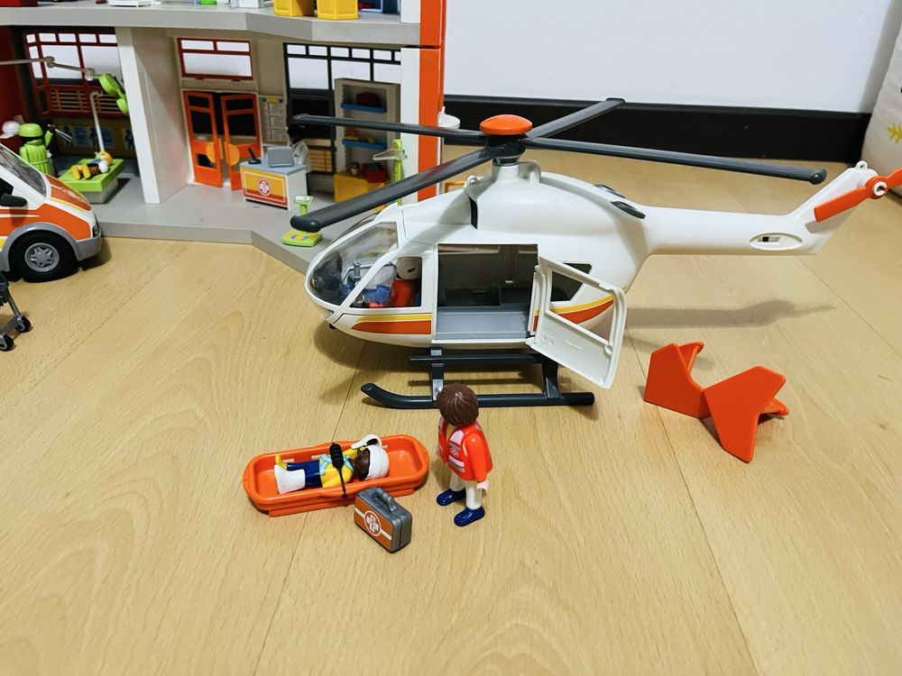 Hospital com Helicóptero e Ambulancia Playmobil