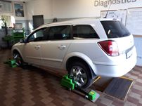 warsztat samochodowy mechanik geometria kół  wymiana opon klimatyzacja
