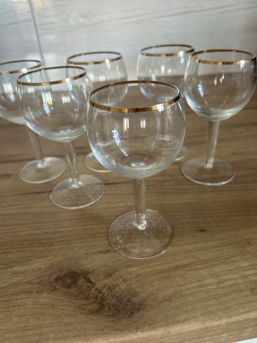 Kieliszki do wina ze złotym paskiem PRL