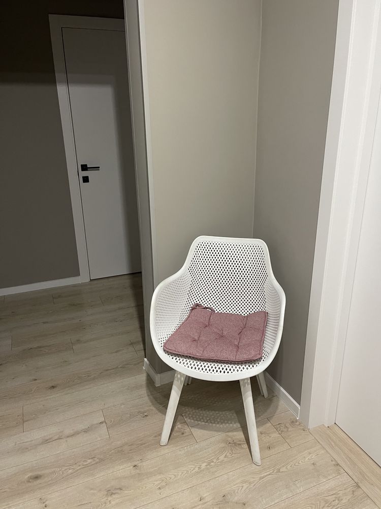 Стілець-крісло білого кольору