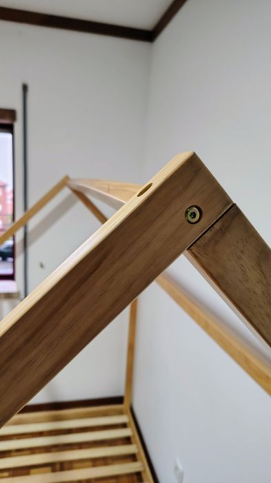 Cama Montessori de madeira, quase nova.