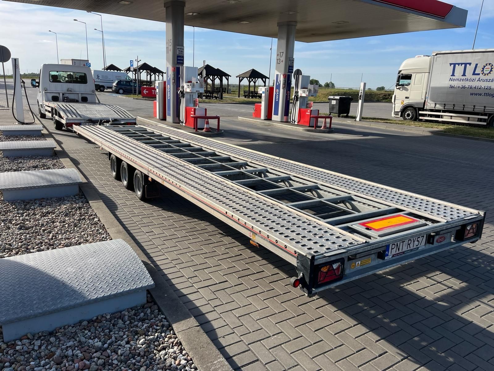 Wynajem laweta przyczepy 8.5 metra na 2 auta lub Busa Wypożyczalnia .