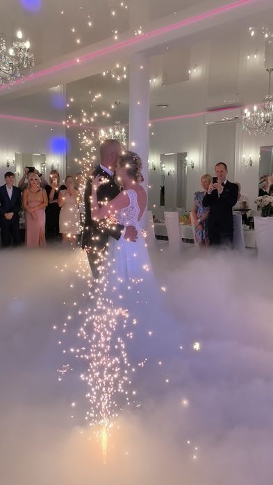 Taniec w chmurach, ciężki dym, fontanna iskier, pistolet CO2
