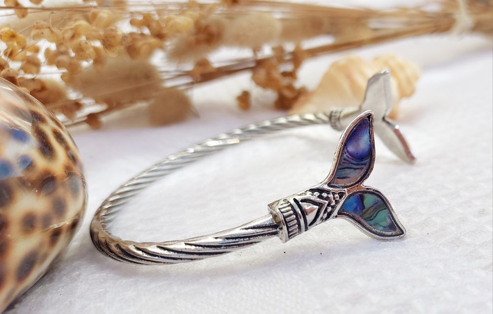 Pulseira de metal prateada com cauda de peixe