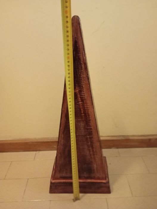 Pequeno móvel pirâmide de madeira