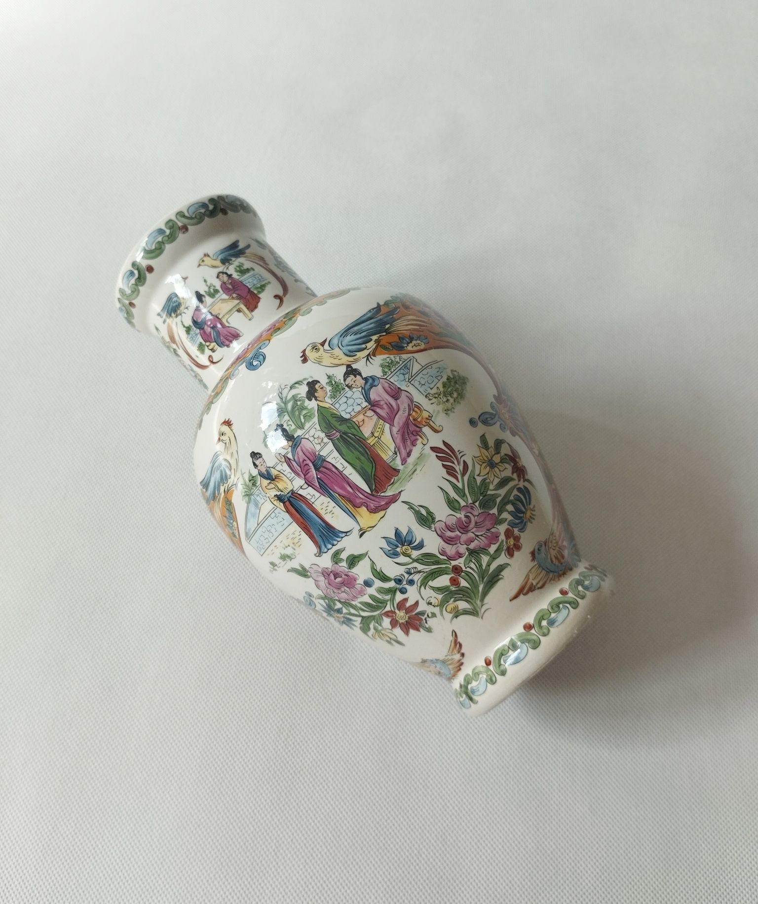 Ceramiczny wazon w stylu orientalnym. Gejsze.