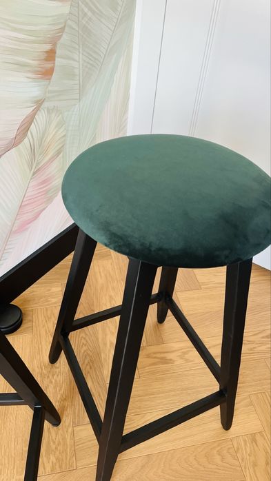 Hoker wysoki – drewno, czarny, obicie velvet butelkowa zieleń