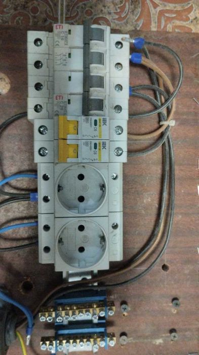 Сигналізація , лічильник 3ф, автоматичні вимикачі, провід алюмінієвий