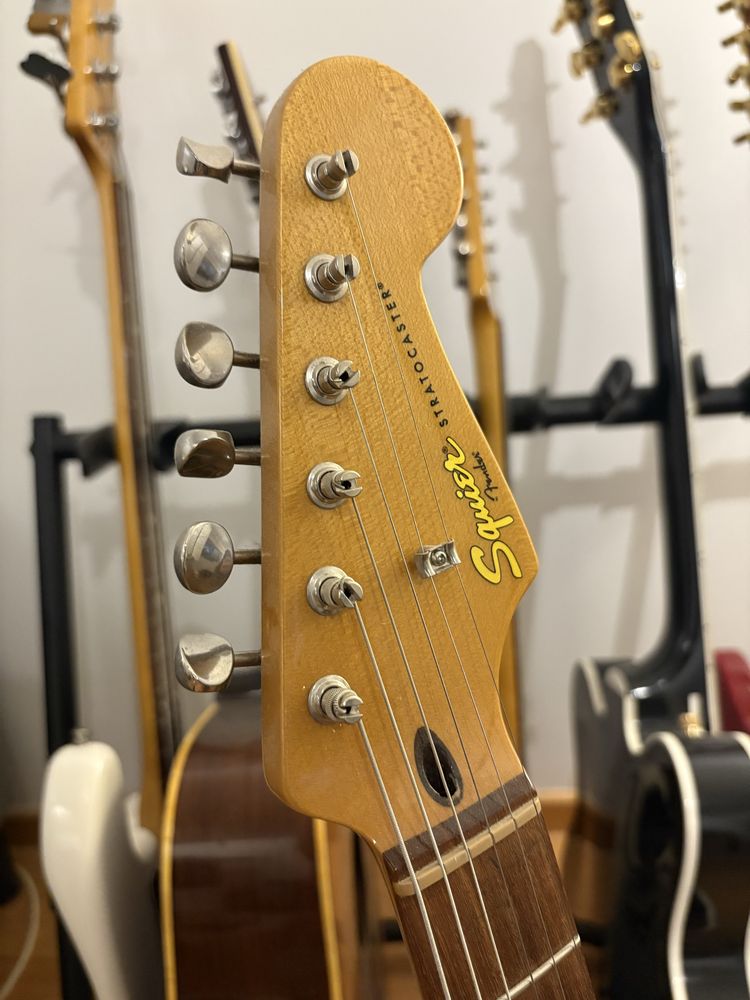Squier stratocaster candy apple red