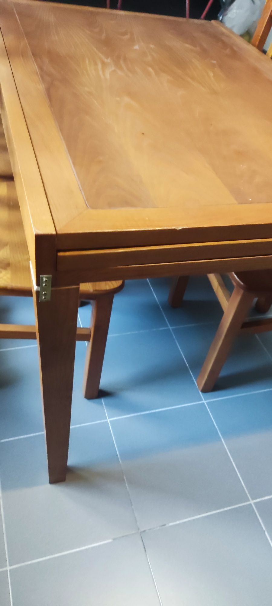 Mesa de cozinha e 4 cadeiras em madeira