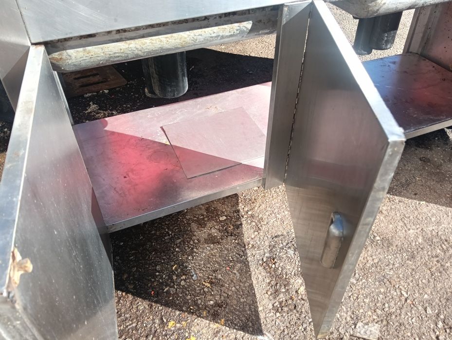 Bancada em inox com 2 pios grandes e portas