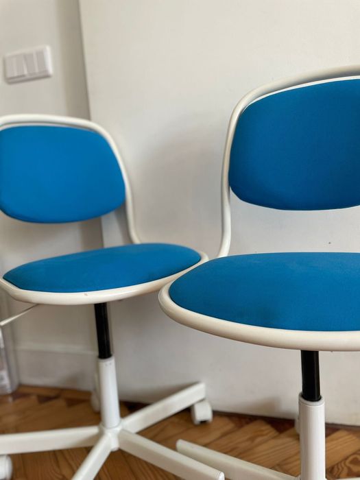 Duas cadeiras secretária criança azuis