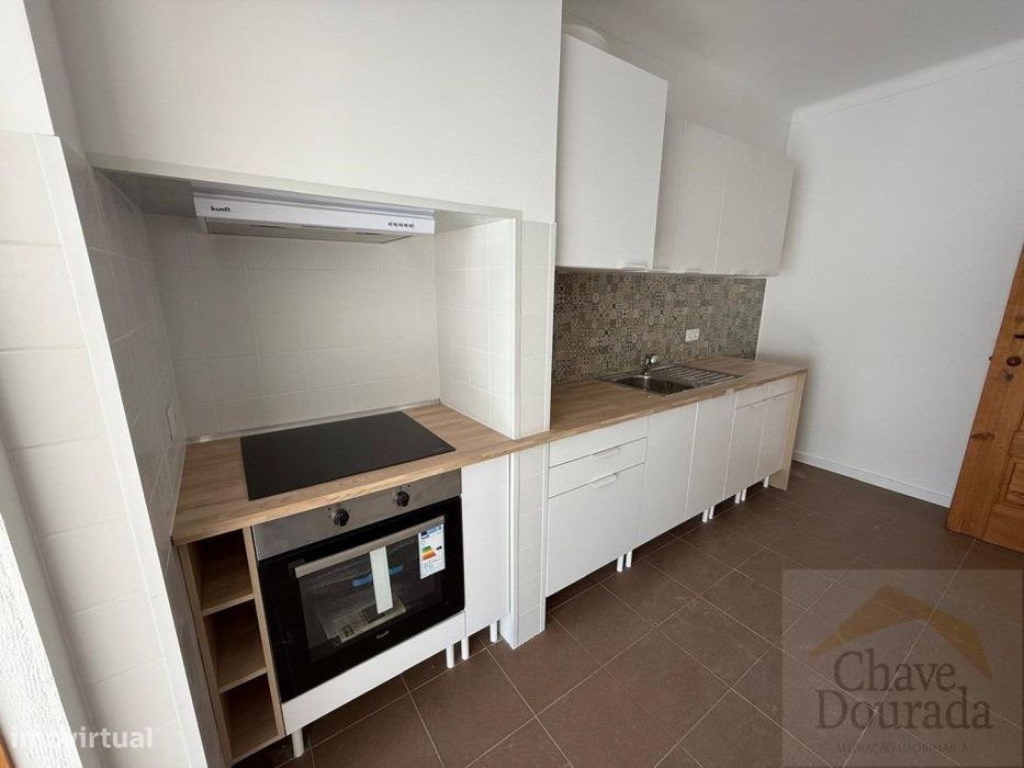 Apartamento T2 +1 com logradouro, remodelado - São Martinho do Bispo