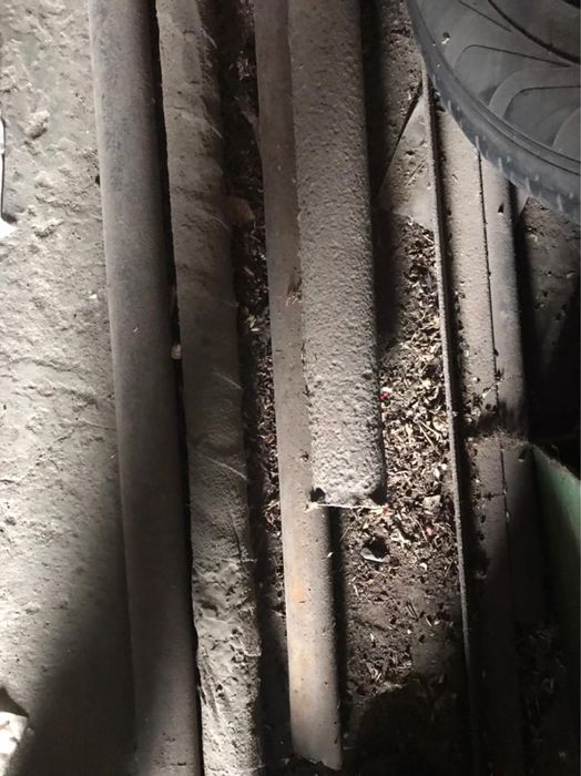 Металеві труби (діаметр 4 см; 6 см), металева підставка, рамка