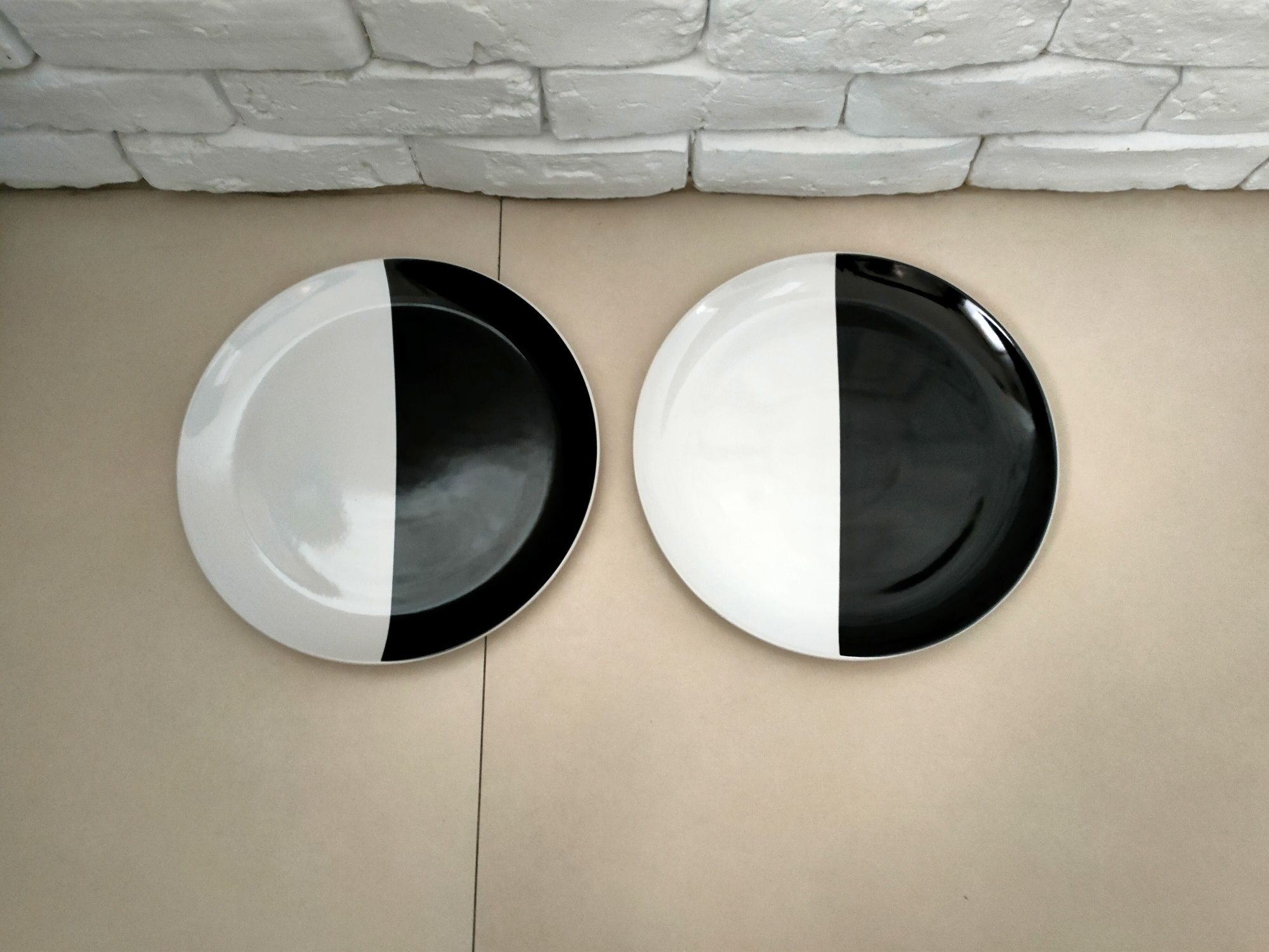 Dwa talerze biało- czarne 27cm