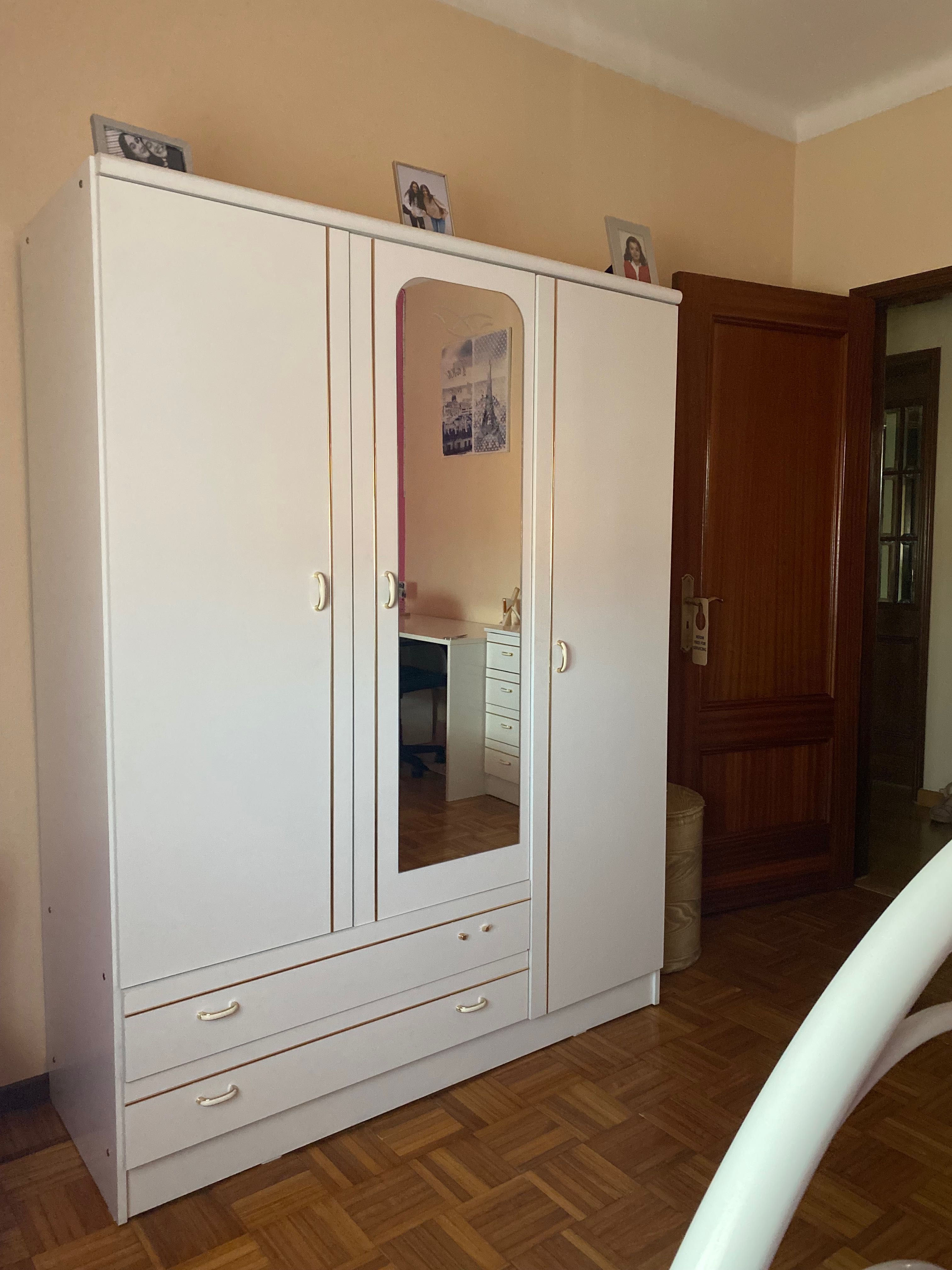 Móveis de quarto de menina á venda.