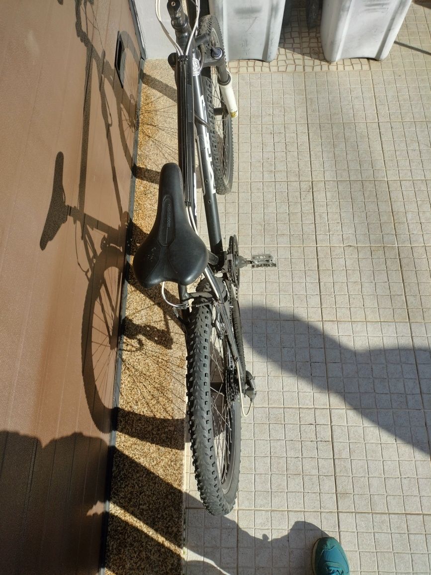 Vendo bicicleta usada, vendo por falta de  espaço