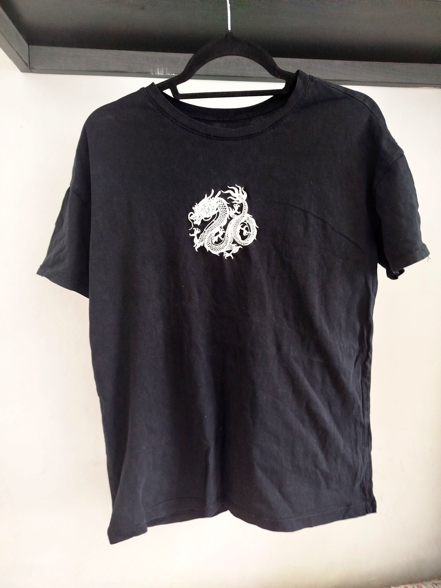 T-shirt czarny ze smokiem
