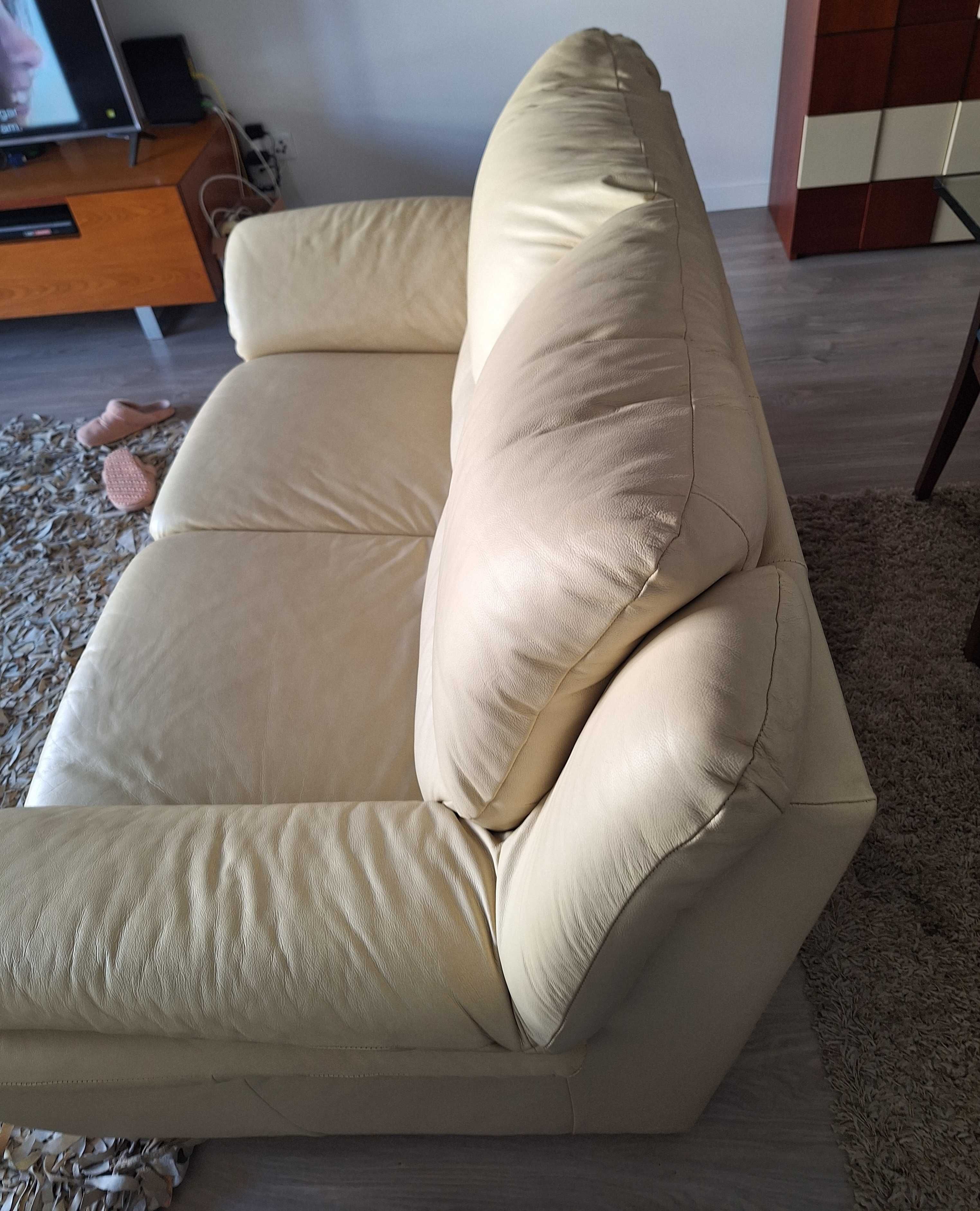 Sofás pele bege, um de 3 lugares e outro de 2 lugares